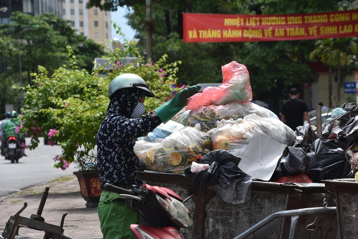 Công nhân vệ sinh môi trường hết sức vất vả khi thu gom rác.