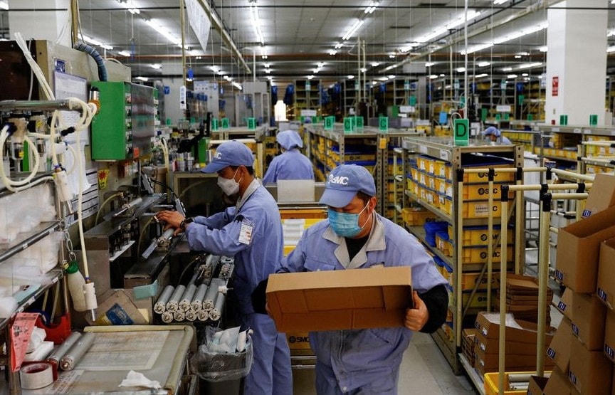 Thương mại điện tử giúp doanh nghiệp loại bỏ khâu trung gian, giảm chi phí.