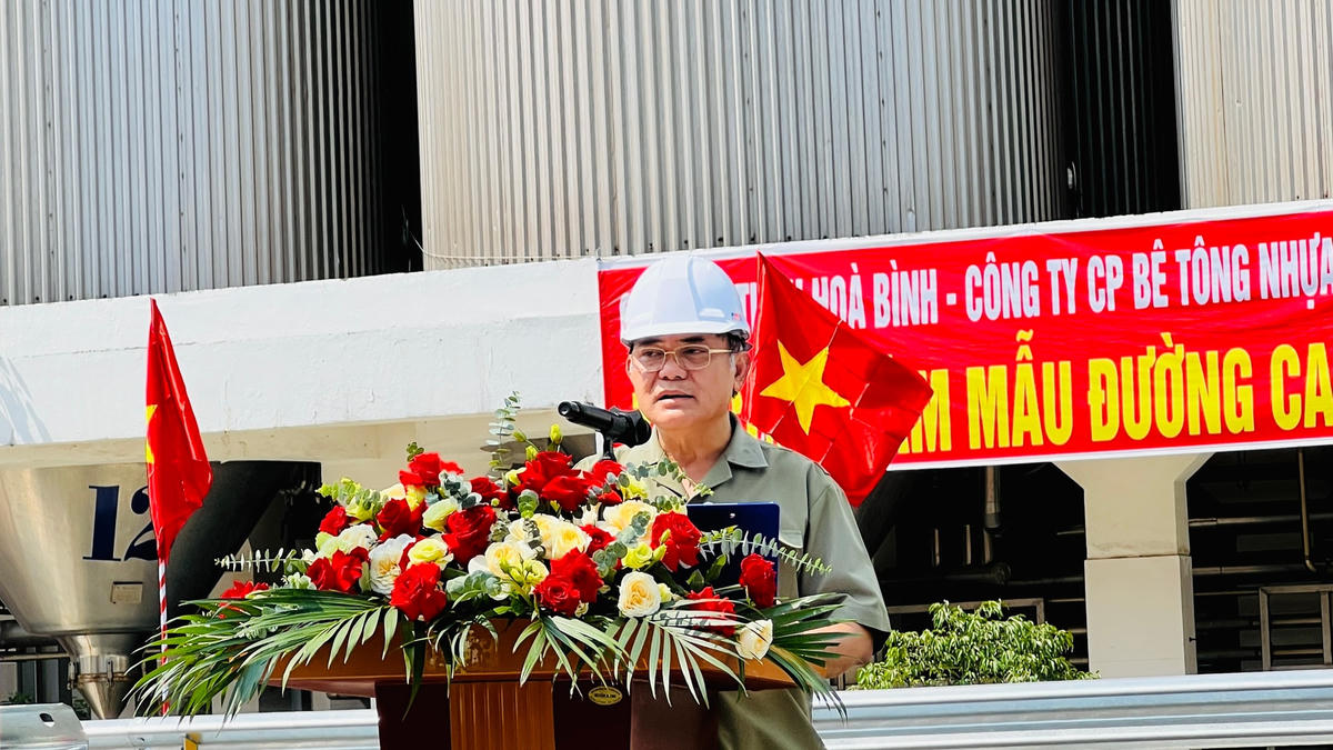 Đại gia Đường "bia" phát biểu tại buổi lễ khánh thành đoạn đường cao tốc mẫu