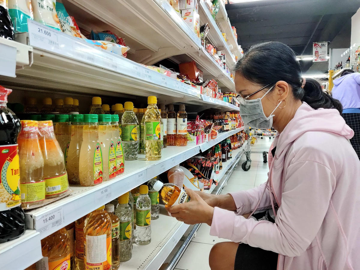Giá cả hàng hóa tăng cao khiến đời sống người dân khó khăn.  