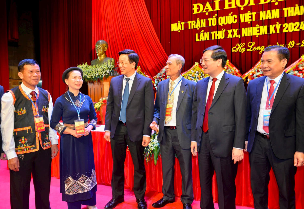 Các đại biểu trao đổi bên lề Đại hội.