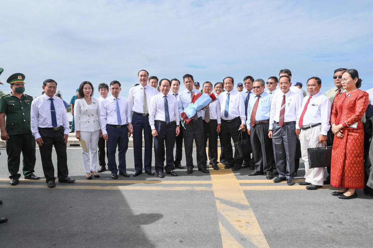 Ông Lê Tiến Châu, Ủy viên Trung ương Đảng, Phó Chủ tịch – Tổng Thư ký UBTƯ MTTQ Việt Nam thân mật đón Đoàn đại biểu Ủy ban Mặt trận đoàn kết phát triển Tổ quốc Campuchia.