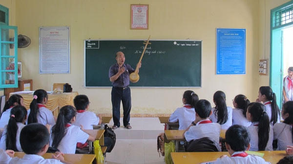 Nghệ nhân ưu tú Ma Văn Đức đang thổi hồn, truyền lửa nghệ thuật Then, đàn Tính cho thế hệ trẻ.