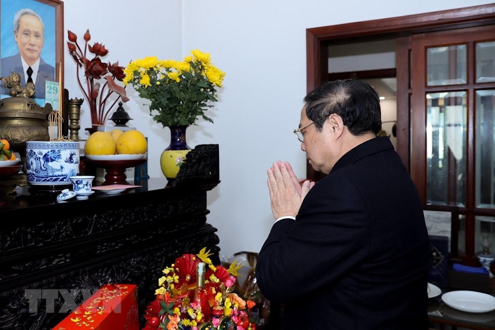 Thủ tướng Phạm Minh Chính dâng hương tưởng nhớ cố Thủ tướng Phạm Văn Đồng. (Ảnh: Dương Giang/TTXVN).