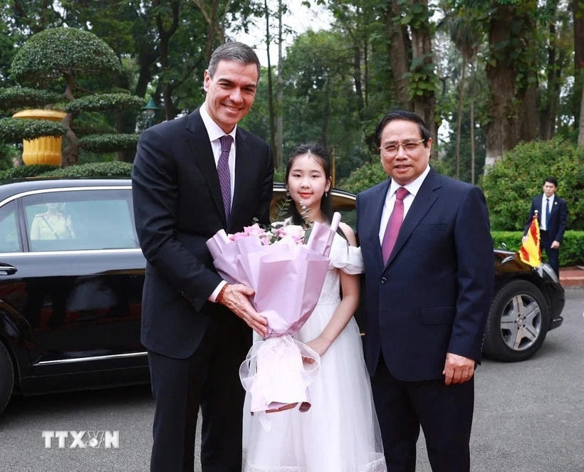 Thủ tướng Phạm Minh Chính đón Thủ tướng Tây Ban Nha Pedro Sánchez. (Ảnh: Dương Giang/TTXVN)