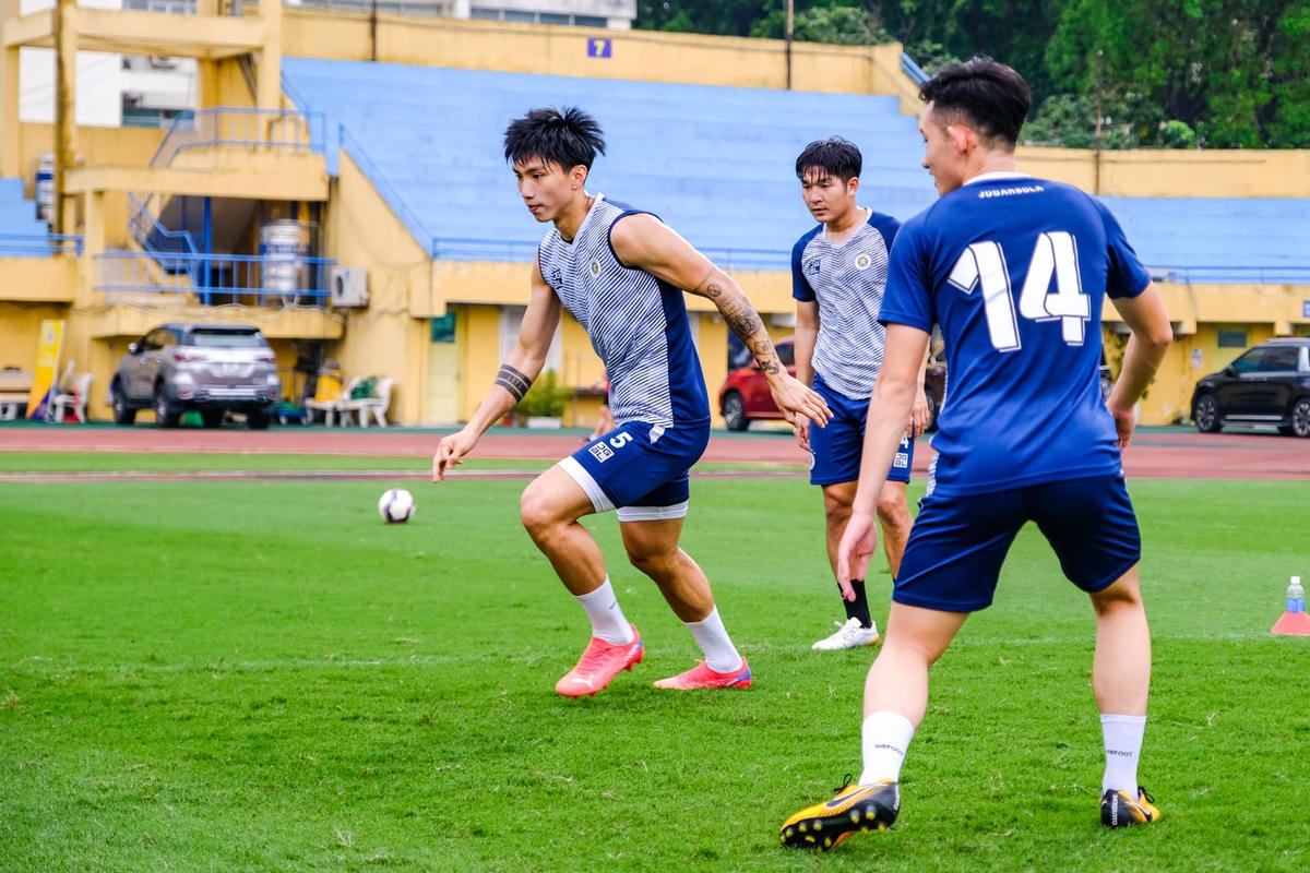 Những dòng trạng thái như: "Làm việc chăm chỉ cho ước mơ của bạn", "Chăm chỉ mỗi ngày học hỏi mỗi ngày",... được Văn Hậu chia sẻ với trạng thái lạc quan, tích cực.