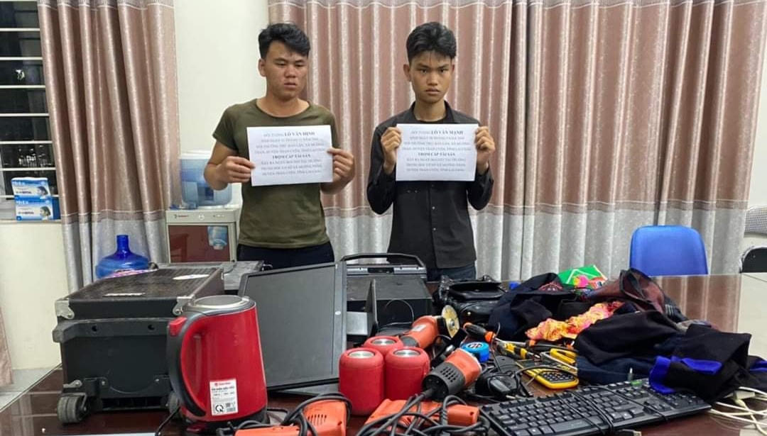 Các đối tượng và tang vật thu giữ được.