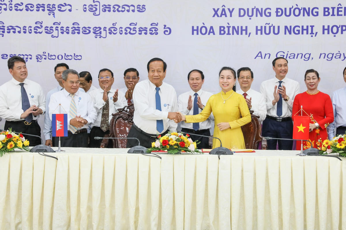  Mặt trận 10 tỉnh của Việt Nam và 10 tỉnh của Campuchia có chung đường biên giới ký kết Bản Giao ước thi đua