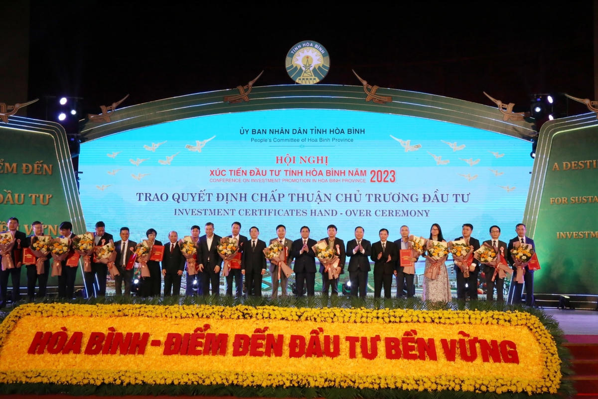 Thủ tướng Phạm Minh Chính cùng lãnh dạo tỉnh Hòa Bình trao quyết định chủ trương đầu tư cho doanh nghiệp, nhà đầu tư.