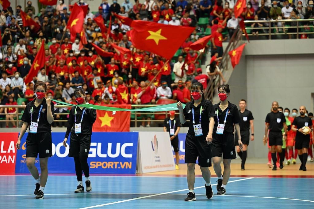 Hình ảnh khán giả phủ kín khán đài sân đấu Futsal SEA Games 31 tại Hà Nam