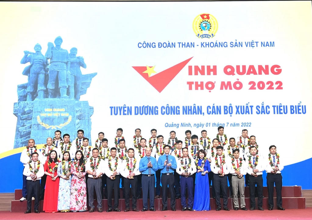 150 công nhân, cán bộ xuất sắc tiêu biểu được vinh danh trong chương trình Vinh quang thợ mỏ 2022. Ảnh: QMG.