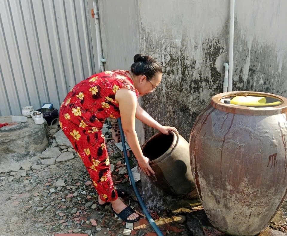 Người dân tại các phường, xã trên địa bành thành phố thực hiện diệt lăng quăng để phòng bệnh sốt xuất huyết. Ảnh: HCDC