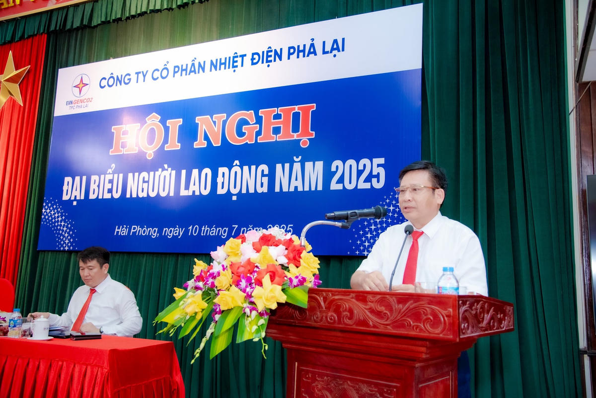 Ông Trịnh Hoàng Nhân - Trưởng phòng HCLĐ báo cáo nội dung sửa đổi thỏa ước lao động tập thể và nội quy lao động Công ty. Ảnh: PPC