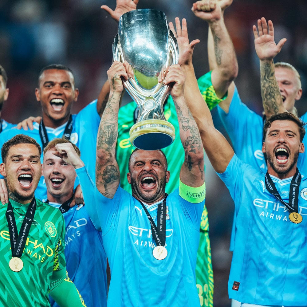 Đội trưởng Kyle Walker giương cao Super Cup 2023.