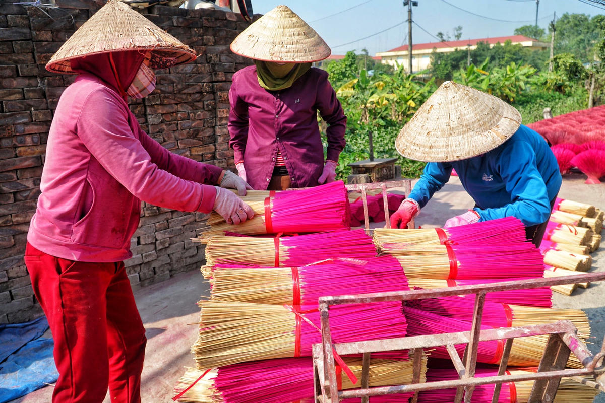 Bởi người Việt Nam luôn có quan niệm, thắp một nén hương lên ban thờ là thể hiện sự thành kính đối với tổ tiên, thần linh.