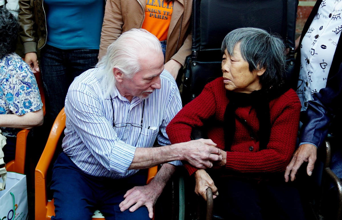 Bà Cao Thị Diếu (chị gái liệt sĩ Cao Xuân Tuất) trân trọng tấm lòng của Peter Mathews.