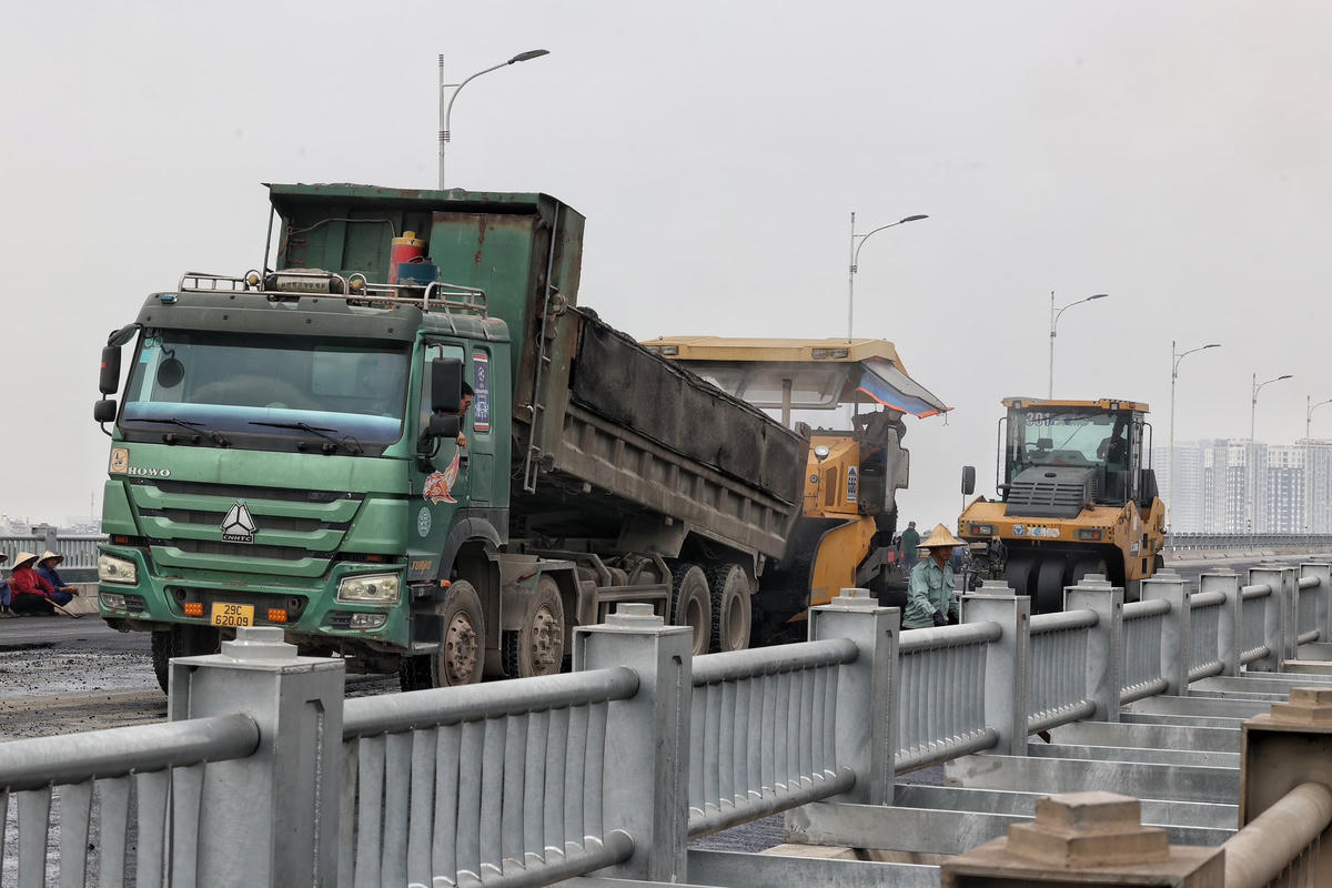 Đến nay gói thầu số 2 thuộc Dự án cầu Vĩnh Tuy, Hà Nội giai đoạn 2 với 5 gói thầu xây dựng đã hoàn thành và đang thảm nhựa.