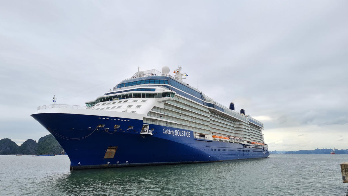 Tàu du lịch cao cấp Celebrity Solstice (quốc tịch Malta) đã cập Cảng tàu khách quốc tế Hạ Long (Quảng Ninh).