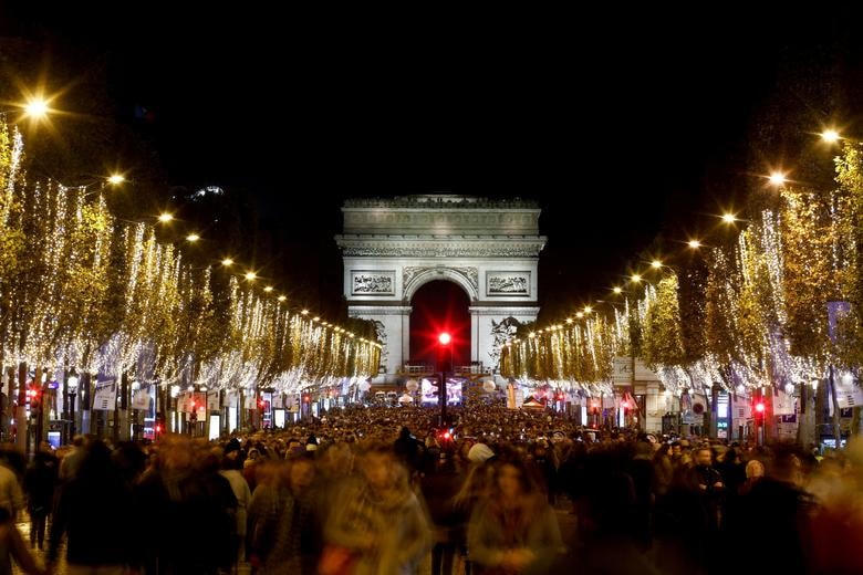 Đèn Giáng sinh được trang trí dọc theo đại lộ Champs-Elysees ở Paris, Pháp.