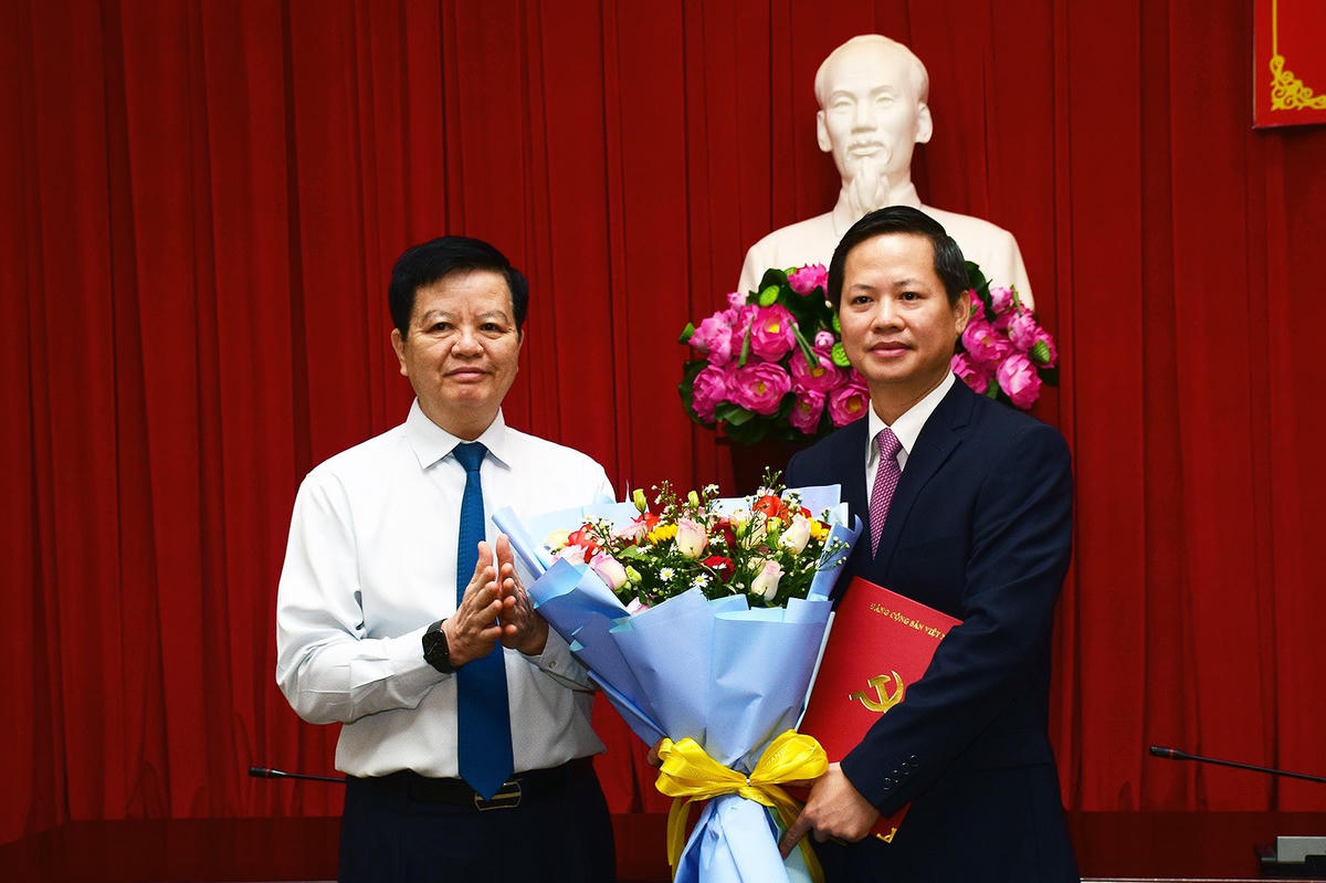 Ông Mai Văn Chính – Uỷ viên Ban Chấp hành Trung ương Đảng, Phó Trưởng Ban Thường trực Ban Tổ chức Trung ương, trao quyết định và tặng hoa chúc mừng ông Đoàn Anh Dũng giữ chức Phó Bí thư tỉnh ủy Bình Thuận nhiệm kỳ 2022 -2025.