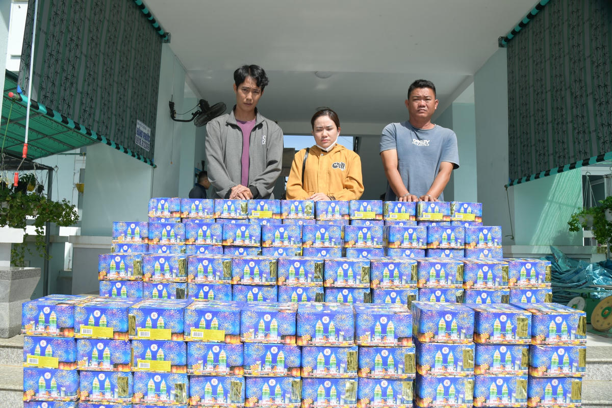 Các đối tượng với số pháo lậu bị bắt giữ. Ảnh: L.Q