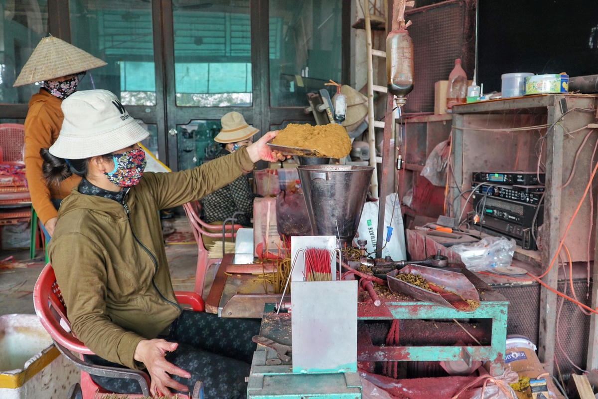 Trước kia, tăm hương Quảng Phú Cầu chủ yếu được làm thủ công bằng tay rất vất vả. Song, nhờ ứng dụng máy móc hiện đại, nhiều công đoạn được làm nhanh hơn, sản phẩm làm ra bóng đẹp, đáp ứng được thị hiếu của người tiêu dùng.