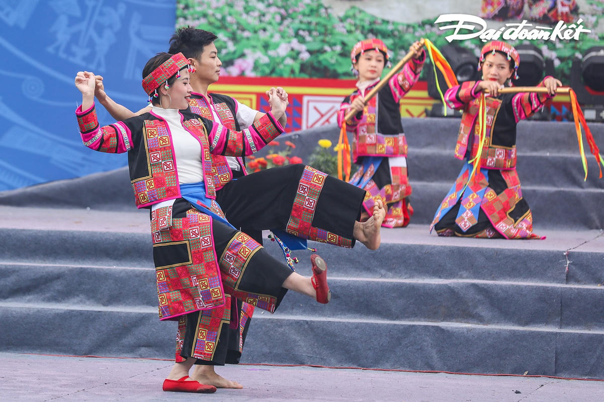 Những chàng trai, cô gái của dân tộc Lô Lô biểu diễn những điệu múa, làn điệu dân ca, ca ngợi tình yêu quê hương đất nước, hạnh phúc lứa đôi.