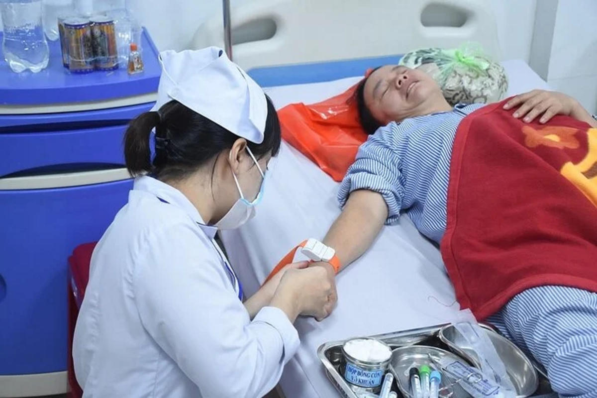 Các bác sĩ đang thăm khám cho chị Lưu.