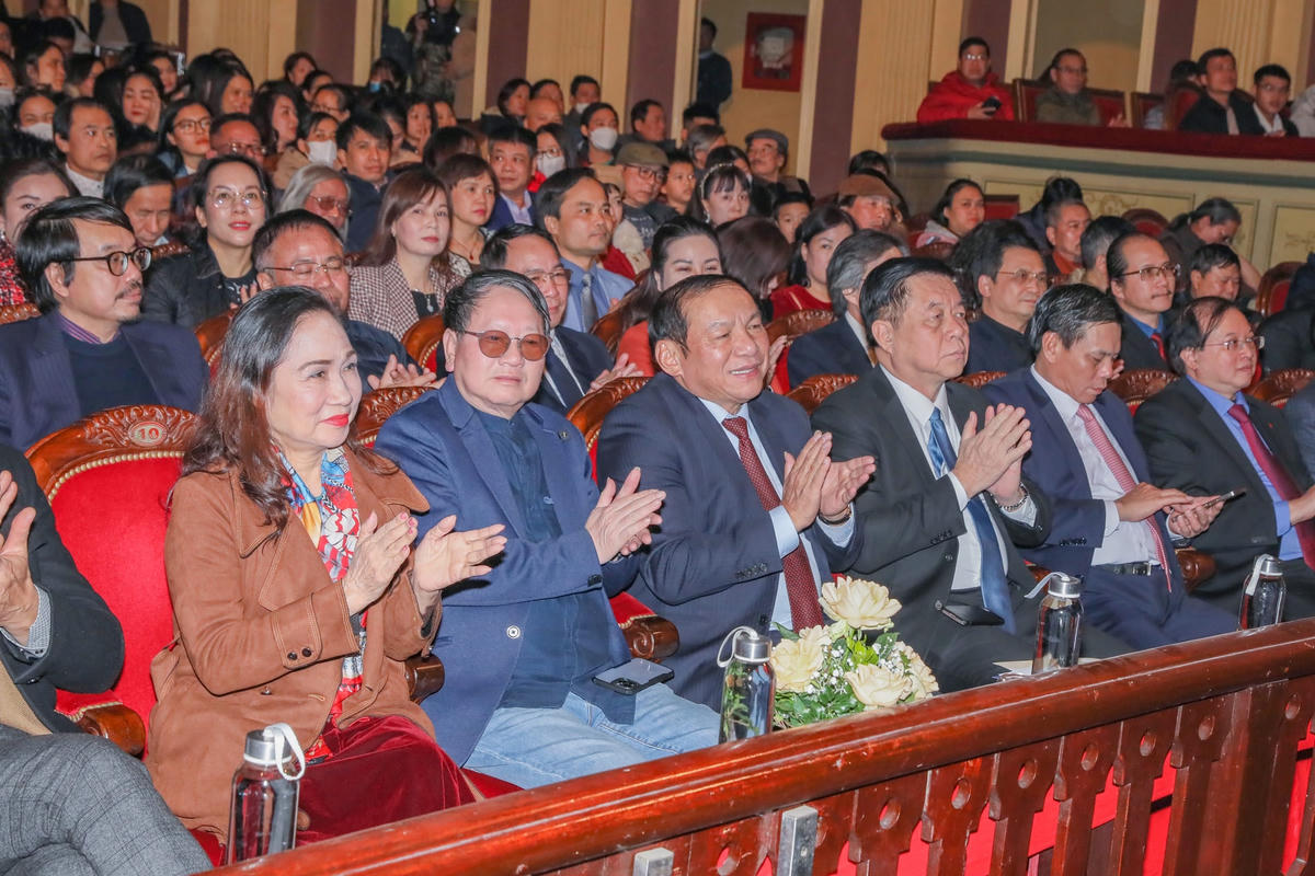Các đại biểu dự buổi lễ.
