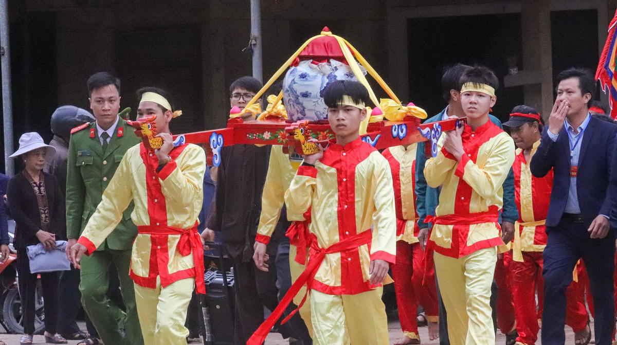 Tương truyền phía thượng nguồn sông Kiến Giang có xoáy nước linh thiêng, không thể đo được độ sâu và thông ra tận biển Đông. Tại đây, 4 nam thanh niên mang trang phục lễ hội sẽ chèo thuyền ra giữa sông, dùng 4 gáo dừa múc nước đổ đầy vào 2 chum. Hai chum nước này sẽ được các đò bơi rước về bến thuyền gần chùa Hoằng Phúc.