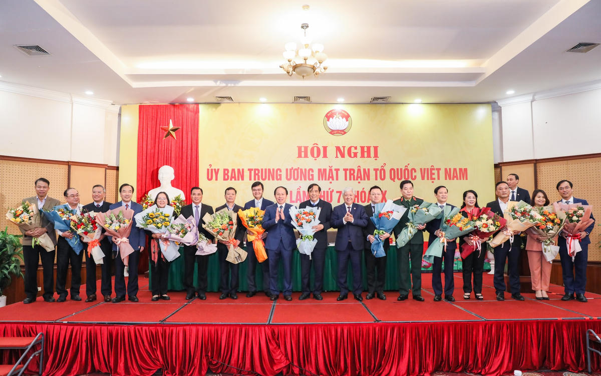 Chủ tịch UBTƯ MTTQ Việt Nam Đỗ Văn Chiến và Phó Chủ tịch - Tổng Thư ký Lê Tiến Châu tặng hoa chúc mừng 20 vị Ủy viên UBTƯ MTTQ Việt Nam.