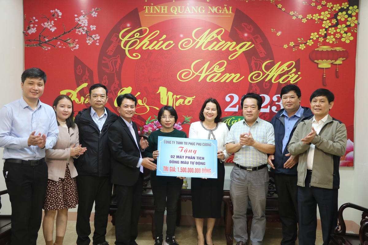 Quang cảnh buổi tiếp nhận thiết bị y tế được tài trợ.