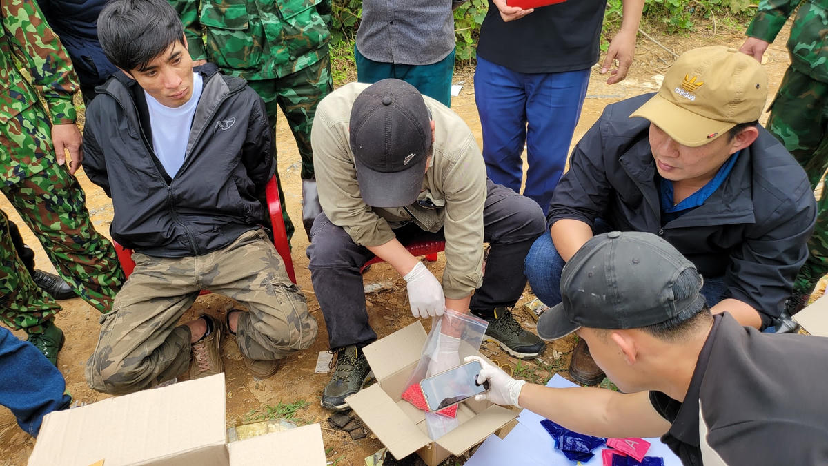 Lực lượng chức năng tại tỉnh Quảng Trị vừa bắt giữ một đối tượng đang vận chuyển 12.000 viên ma túy đi tiêu thụ.