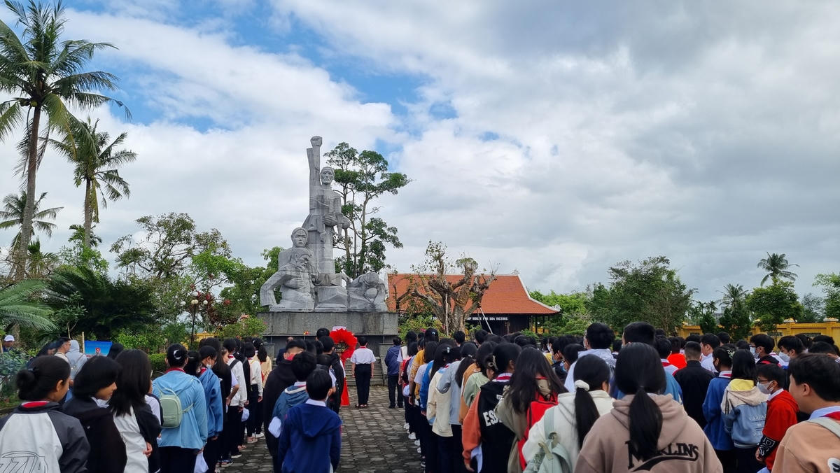 Người dân dâng hương tưởng niệm tại Khu chứng tích Sơn Mỹ.