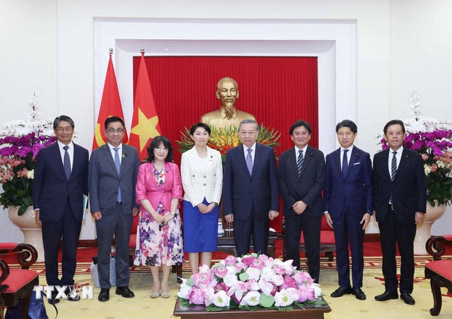 Tổng Bí thư Tô Lâm và Đoàn đại biểu Liên minh Nghị sỹ hữu nghị Nhật Bản-Việt Nam chụp ảnh chung. (Ảnh: Thống Nhất/TTXVN) ttxvn-tong-bi-thu-to-lam-tiep-doan-dai-bieu-lien-minh-nghi-si-huu-nghi-nhat-ban-viet-nam-obuchi-yuko-6.jpg