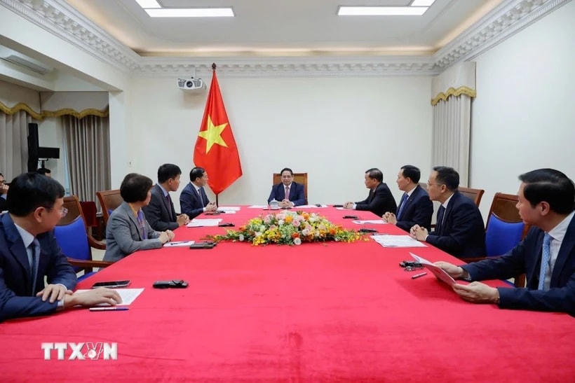 Thủ tướng Phạm Minh Chính điện đàm với Thủ tướng Malaysia Anwar Ibrahim. (Ảnh: Dương Giang/TTXVN)