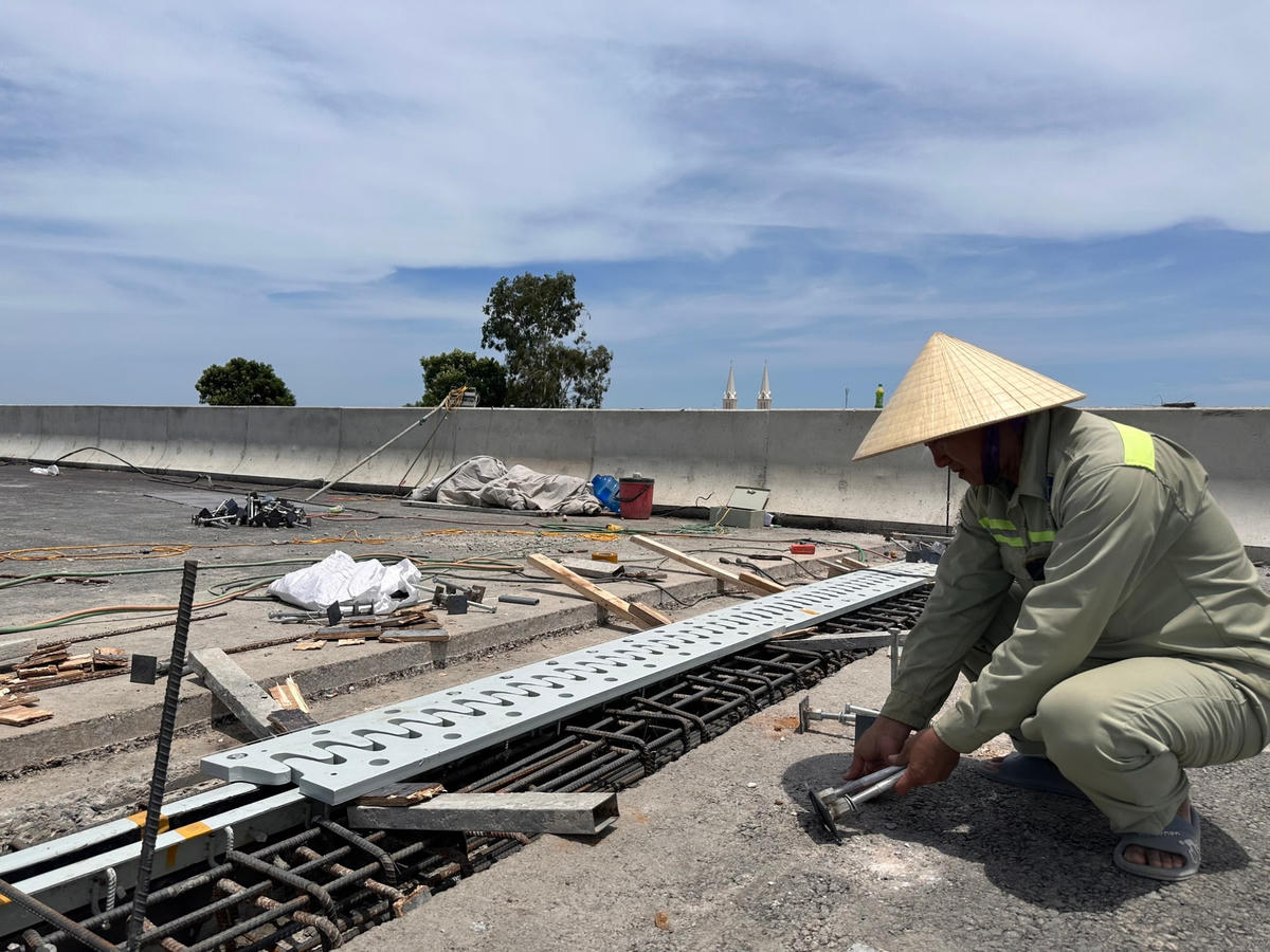 Công nhân thi công hoàn thiện những công việc cuối cùng trên cao tốc Bắc - Nam, đoạn Nghi Sơn - Diễn Châu. Ảnh: Điền Bắc.