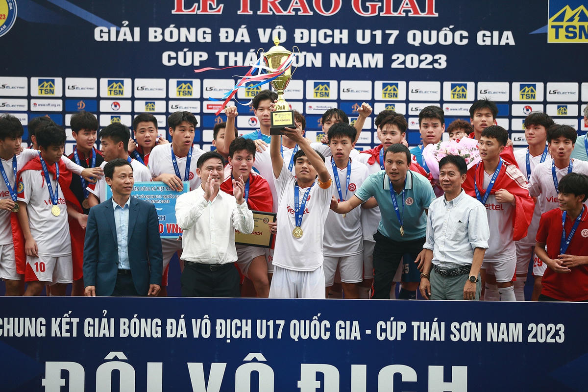 Cúp vô địch được BTC trao cho Cầu thủ xuất sắc nhất giải Công Phương.