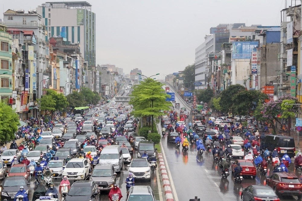 Giao thông bị ùn ứ trên đường Trường Chinh sáng 6/6. Ảnh: TTXVN.