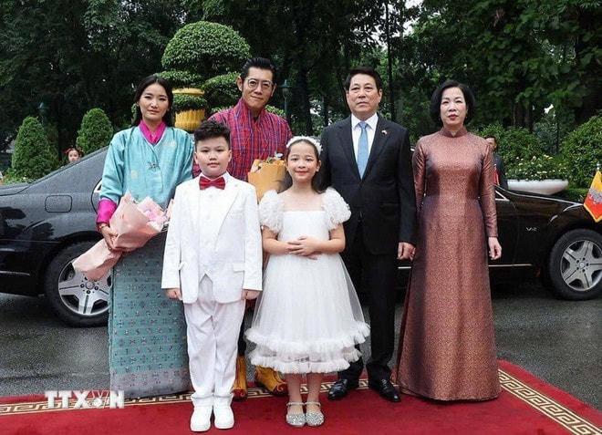 Chủ tịch nước Lương Cường và Phu nhân cùng Quốc vương Bhutan Jigme Khesar Namgyel Wangchuck và Hoàng hậu với thiếu nhi Thủ đô Hà Nội tại lễ đón. (Ảnh: Lâm Khánh/TTXVN) ttxvn-chu-tich-nuoc-chu-tri-le-don-quoc-vuong-bhutan-1.jpg