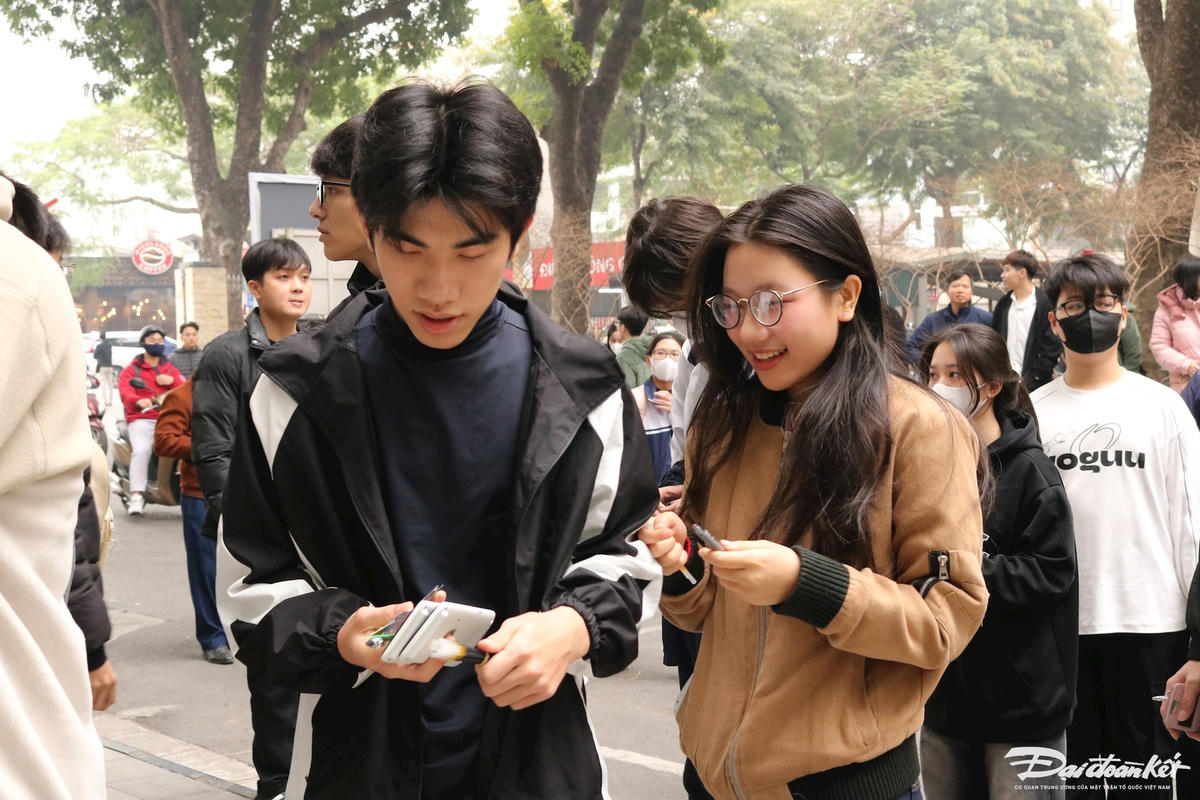 Em Nguyễn Linh Chi, học sinh lớp 12 chuyên Toán, Trường THPT chuyên Bắc Kạn (Bắc Kạn) cùng bạn dự thi đánh giá tư duy đợt 1 của Đại học Bách khoa Hà Nội năm 2025.