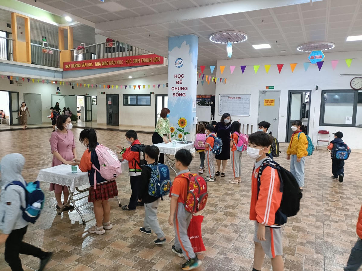 Trường Tiểu học Phan Châu Trinh (Hà Nội) đã kích hoạt các biện pháp phòng, chống dịch theo hướng dẫn của Bộ Y tế.