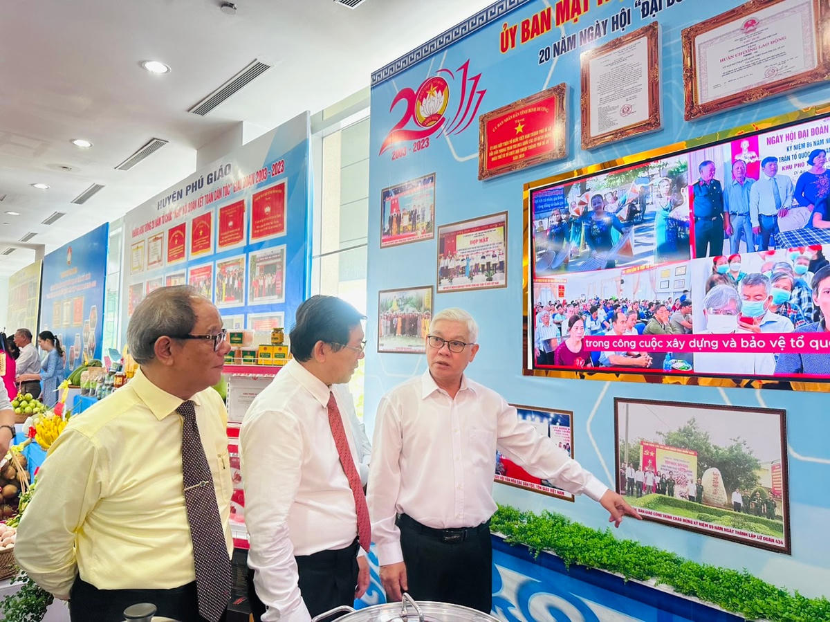 Phó Chủ tịch Nguyễn Hữu Dũng cùng lãnh đạo tỉnh Bình Dương tham quan triển lãm về những thành tựu của hệ thống Mặt trận tỉnh trong 20 năm qua.