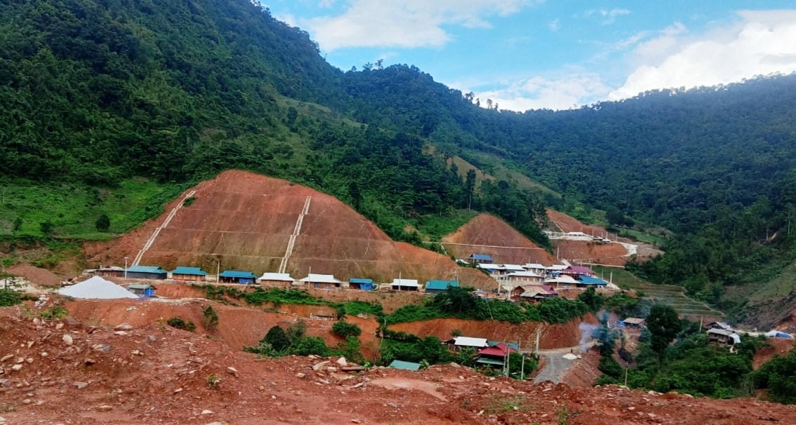 Những căn nhà mới đang góp phần giúp đồng bào thoát nghèo bền vững.  