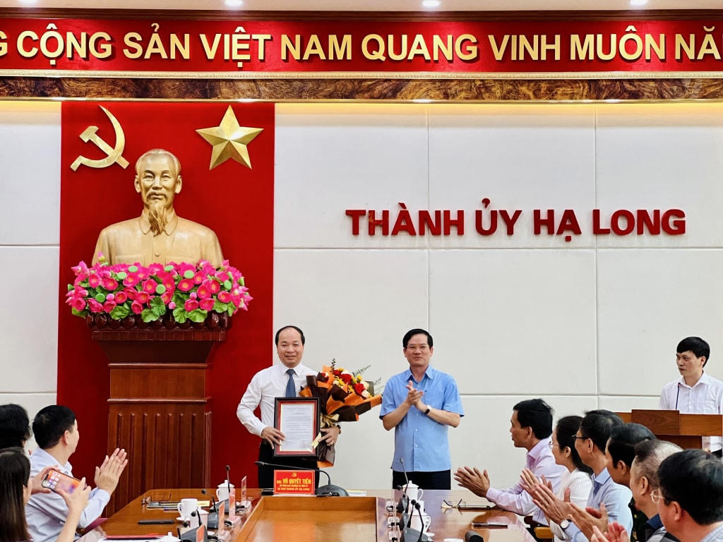 Ông Vũ Quyết Tiến, Ủy viên Ban Thường vụ Tỉnh ủy, Bí thư Thành ủy Hạ Long trao Quyết định phân công, điều động và bổ nhiệm ông Nguyễn Hoàng Quý giữ chức vụ Trưởng ban Tổ chức Thành ủy. Ảnh: QMG.