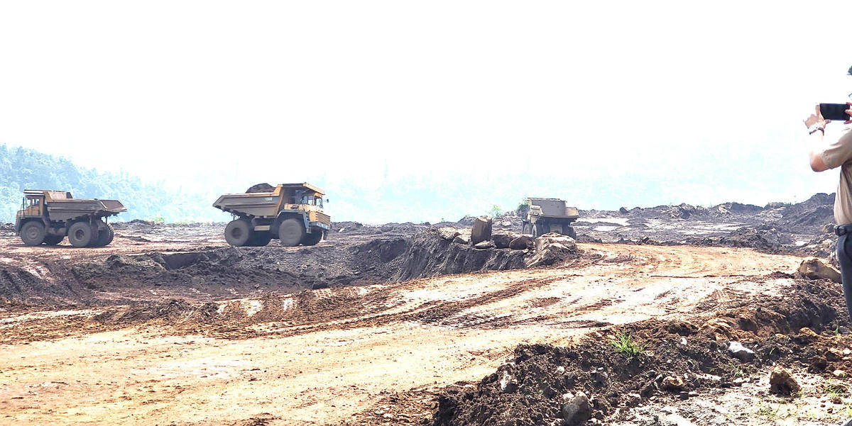 Khai thác mỏ diễn ra tại khai trường 10, TP Lào Cai.