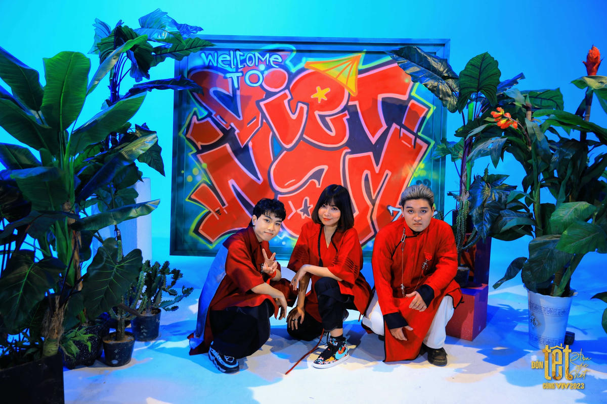 Bộ 3 nghệ sĩ trẻ Nguyễn Thúy Hằng (LiL’kAnI) - Trần Ngọc Trung (FreshlyRC) - Trương Hoàng Long (GTM) trong MV "Tích tịch tình tang" phiên bản đặc biệt 2023.