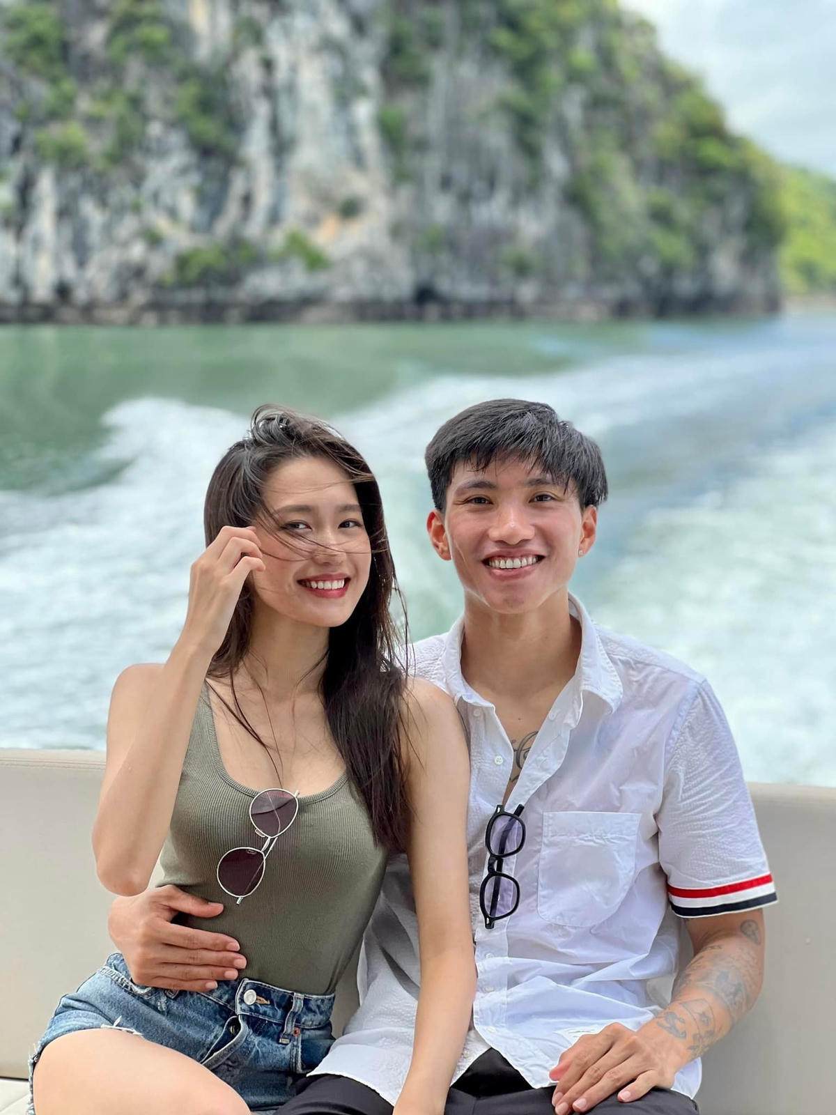 Trước khi công khai hẹn hò, cả hai từng nhiều lần vướng tin đồn có tình cảm. 