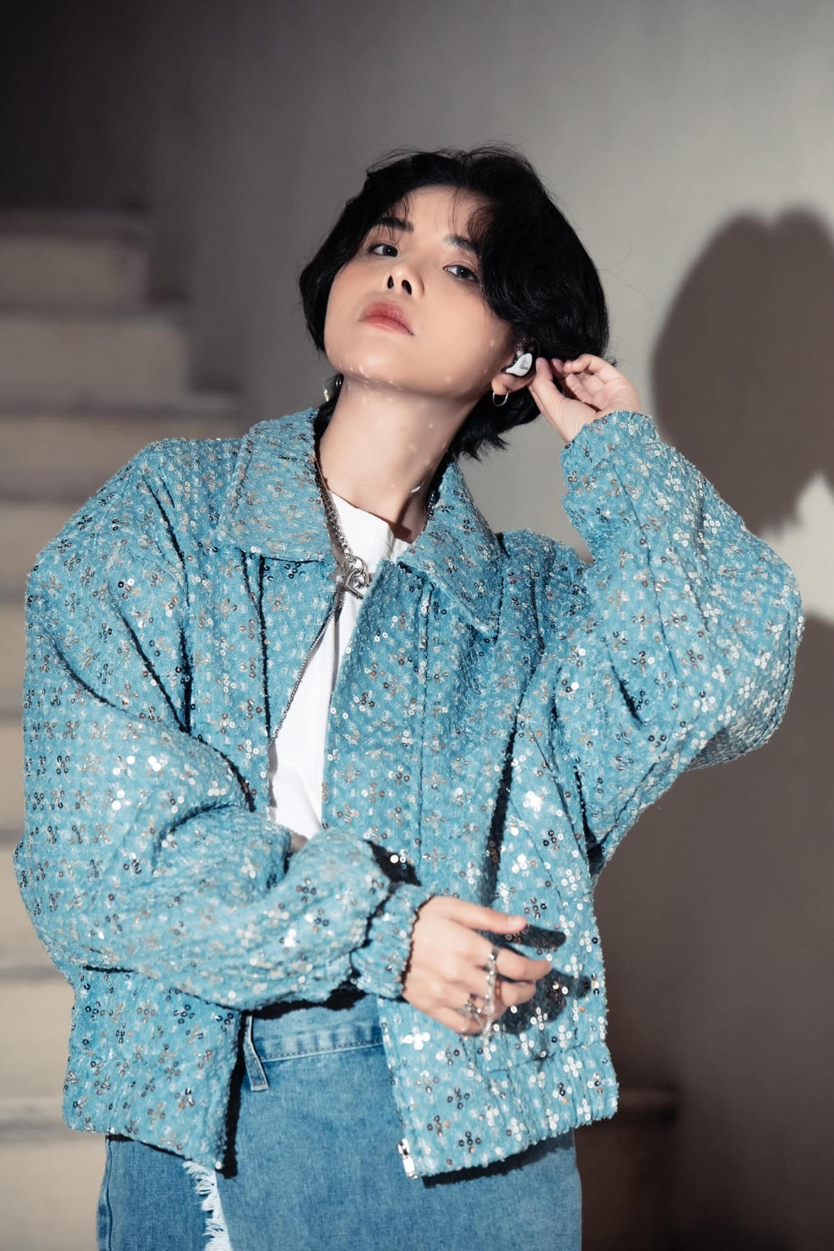 Đây cũng là album đầu tiên của nghệ sĩ Việt Nam được phân phối bởi Universal Music Group trên toàn thế giới.