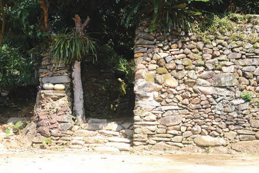 Cổng và bức tường bao hoàn toàn được xếp bằng đá cuội, không hề có một chất gắn kết nào.